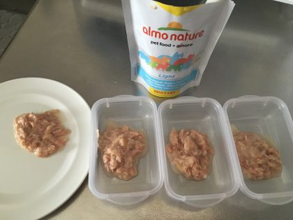 猫のウェットフードを小分けにしている