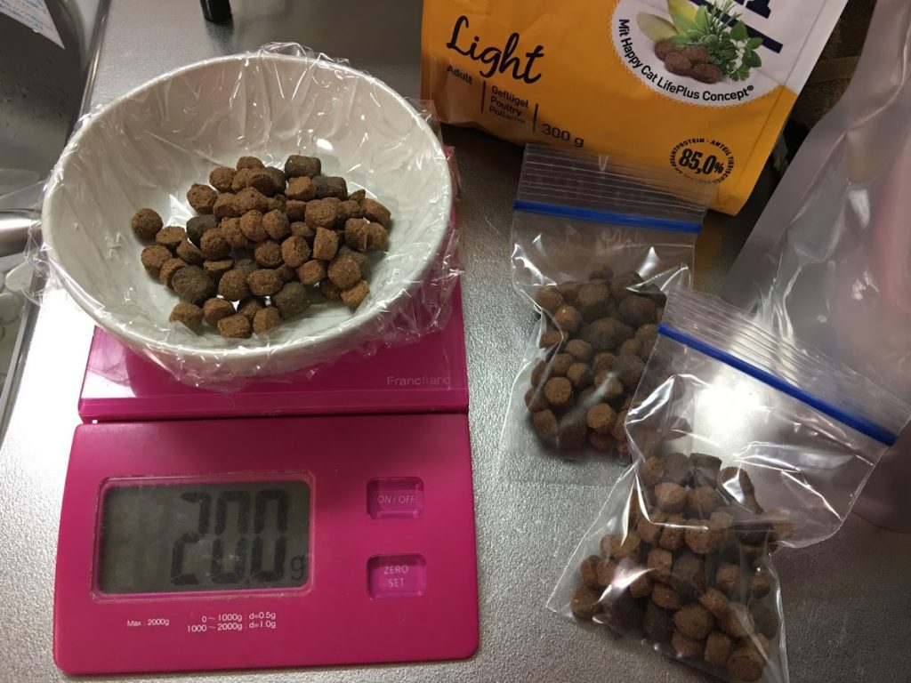 キャットフードを量る