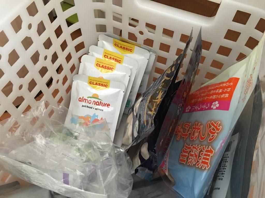猫のウェットフードとおやつのストック