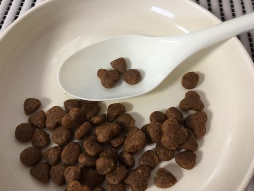 3種類の形のキャットフード