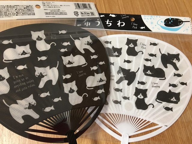 100円ショップで購入した猫柄のうちわ