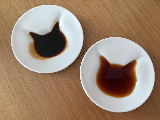 猫柄が浮かび上がるしょうゆ皿