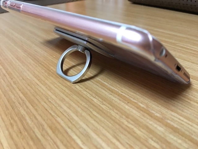 アイリングでスマホをスタンドさせる