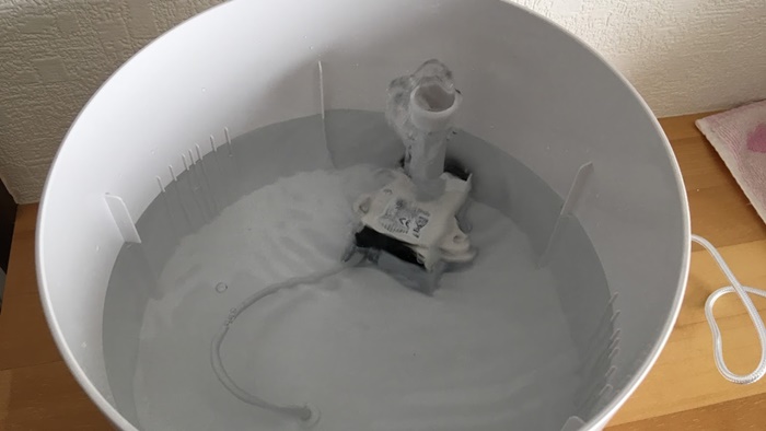 自動給水器ペッツリーに水を入れた状態