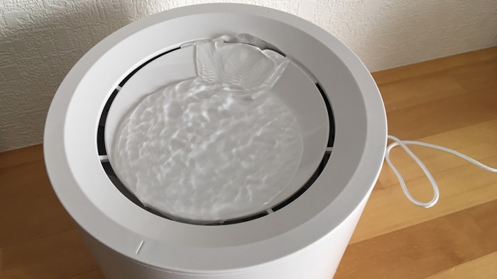 自動給水器ペッツリーから水が流れる様子